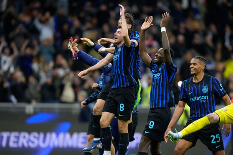 Petar Sucic del Inter de Miami celebra tras anotar el tercer gol en el encuentro de vuelta de la semifinal de la Copa de Italia ante el Como el martes 21 de abril del 2026. (AP Foto/Luca Bruno)