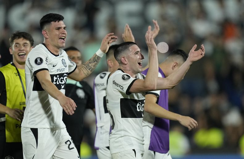 Los jugadores del Olimpia de Paraguay festejan su triunfo sobre el Flamengo de Brasil, en un duelo de octavos de final de la Copa Libertadores, el jueves 10 de agosto de 2023 (AP Foto/Jorge Sáenz)