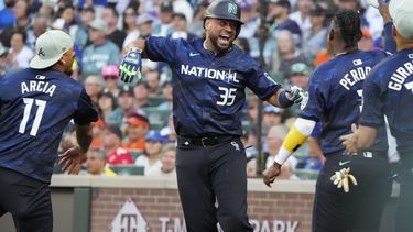 El venezolano Elías Díaz, de los Rockies de Colorado, festeja tras conectar un jonrón de dos carreras en el Juego de Estrellas, el martes 11 de julio de 2023 (AP Foto/Ted S. Warren)