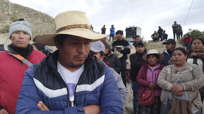 Parientes de mineros atrapados aguardan afuera de la mina SERMIGOLD, el domingo 7 de mayo de 2023, en Arequipa, Perú. (AP Foto/Fernando Mojito)