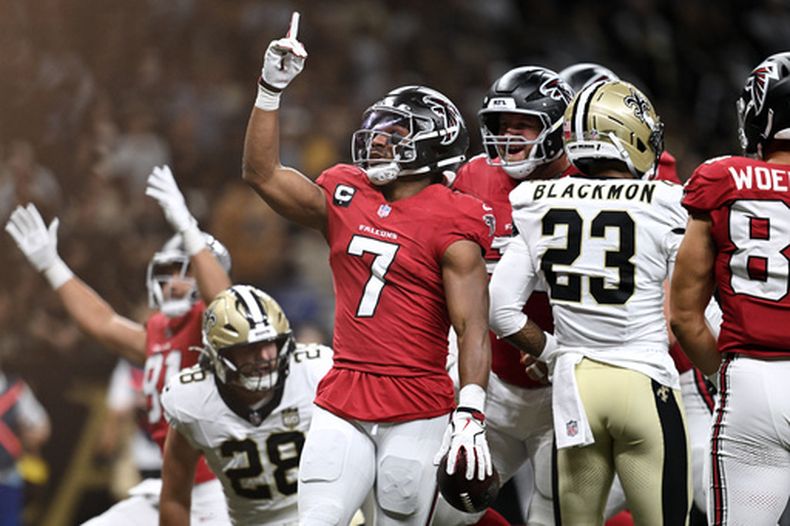 Bijan Robinson (7), corredor de los Falcons de Atlanta, celebra después de anotar frente a los Saints de Nueva Orleans durante la primera mitad del partido de la NFL, el lunes 5 de octubre de 2026, en Nueva Orleans. (AP Foto/Ella Hall)