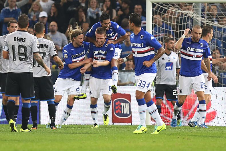 El alem&aacute;n Shkodran Mustafi (centro) es felicitado por sus compa&ntilde;eros de la Sampdoria, luego de anotar frente al Atalanta, en un partido disputado el s&aacute;bado 26 de octubre de 2013, en la Serie A italiana (AP Foto/Carlo Baroncini)