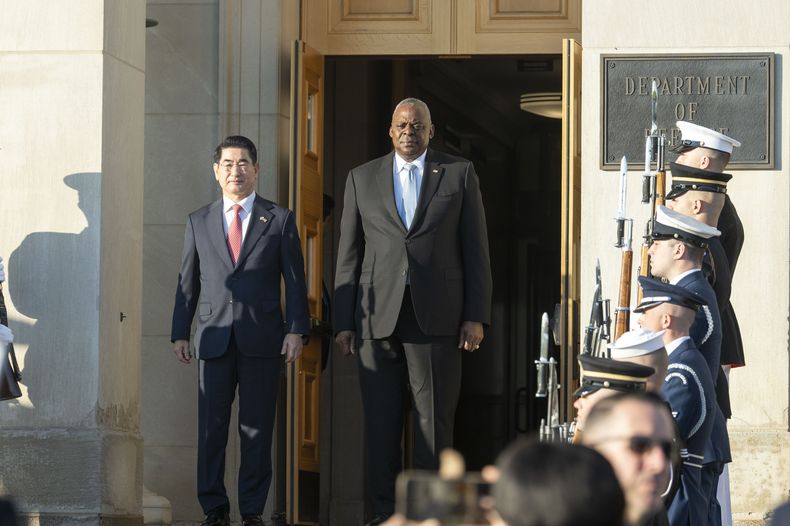 El secretario de Defensa de Estados Unidos, Lloyd Austin, da la bienvenida al ministro de Defensa de Corea del Sur, Kim Yong Hyun, al Pentágono el miércoles 30 de octubre de 2024, en Washington. (AP Foto/Kevin Wolf)