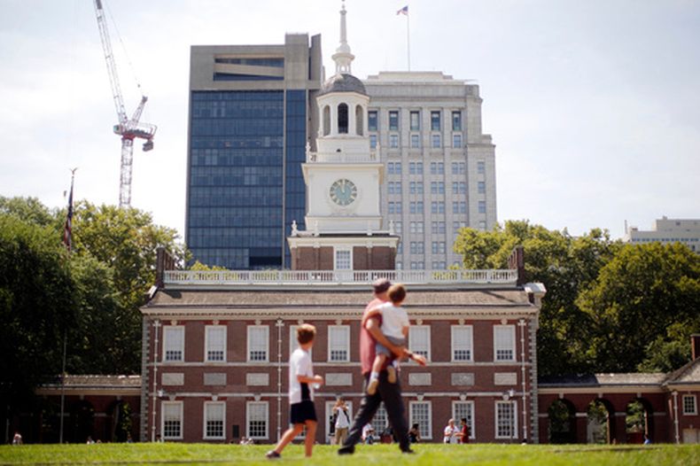 ARCHIVO - Varias personas pasan frente al Independence Hall en el Parque Histórico Nacional de la Independencia en Filadelfia, el 25 de agosto de 2016. (Foto AP/Matt Rourke, archivo)