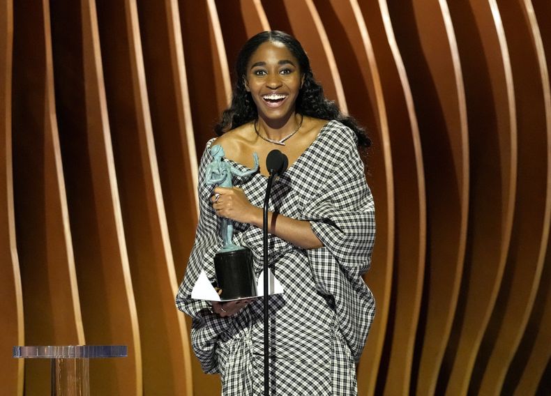 Ayo Edebiri recibe el premio a mejor actriz en una serie de comedia por The Bear en la 30a entrega anual de los Premios SAG del Sindicato de Actores de la Pantalla el sábado 24 de febrero de 2024 en el Shrine Auditorium en Los Ángeles. (Foto AP/Chris Pizzello)