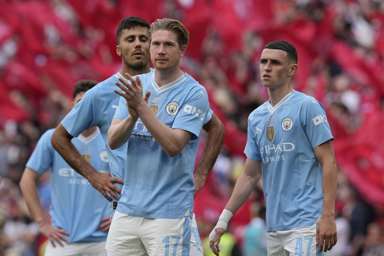 Kevin De Bruyne, del Manchester City, aplaude a los aficionados al final del partido de fútbol de la final de la Copa FA inglesa entre el Manchester City y el Manchester United en el estadio de Wembley en Londres, el sábado 25 de mayo de 2024. El Manchester United ganó 2-1. (AP Foto/Kin Cheung)