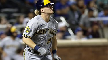 Joey Wiemer, de los Cerveceros de Milwaukee, conecta un jonrón de dos carreras en la sexta entrada del partido ante los Mets de Nueva York, el lunes 26 de junio de 2023, en Nueva York. (AP Foto/Adam Hunger)