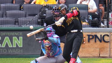 Esmerlyn Valdez, de los Piratas de Pittsburgh, conecta un jonrón con las bases llenas (grand slam) ante el lanzador de los Cerveceros de Milwaukee, Aaron Ashby, durante la séptima entrada del primer juego de una doble cartelera de béisbol en Pittsburgh, el sábado 11 de julio de 2026. (Foto AP/Gene J. Puskar)