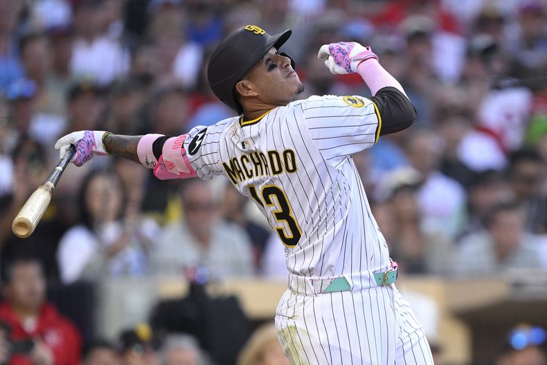 El dominicano Manny Machado, de los Padres de San Diego, pega un elevado de sacrificio en el juego del sábado 12 de julio de 2025, ante los Filis de Filadelfia (AP Foto/Orlando Ramirez)