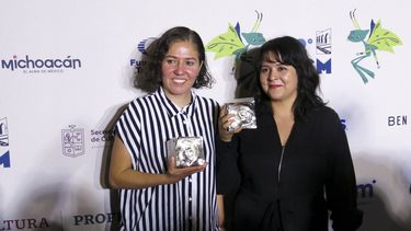 Las directoras Fernanda Valadez, izquierda, y Astrid Rondero de la película Sujo posan con los premios a mejor largometraje mexicano y mejor dirección en la ceremonia de la 22ª edición del Festival Internacional de Cine de Morelia, el viernes 25 de octubre de 2024, en Morelia, México. (Foto AP /Berenice Bautista)