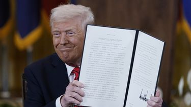 El presidente estadounidense Donald Trump sostiene una orden ejecutiva en la Sala Este de la Casa Blanca, en Washington, el jueves 20 de marzo de 2025. (AP Foto/Jose Luis Magana)