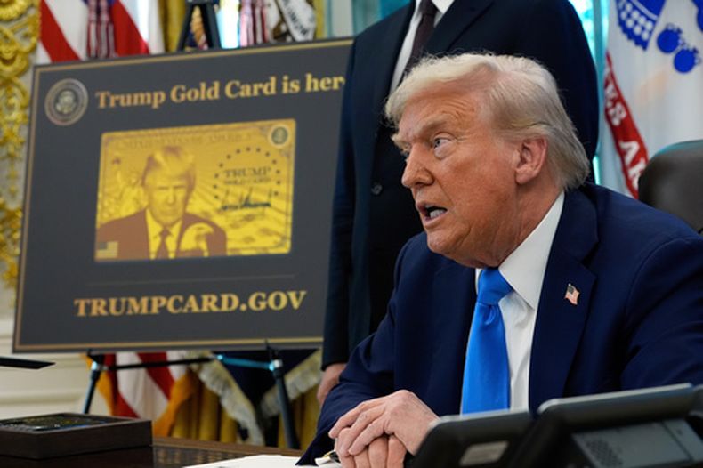 ARCHIVO – Un cartel que muestra la Tarjeta Dorada de Trump mientras el presidente estadounidense Donald Trump firma órdenes ejecutivas en el Despacho Oval de la Casa Blanca, el 19 de septiembre de 2025, en Washington. (AP Foto/Alex Brandon, Archivo)
