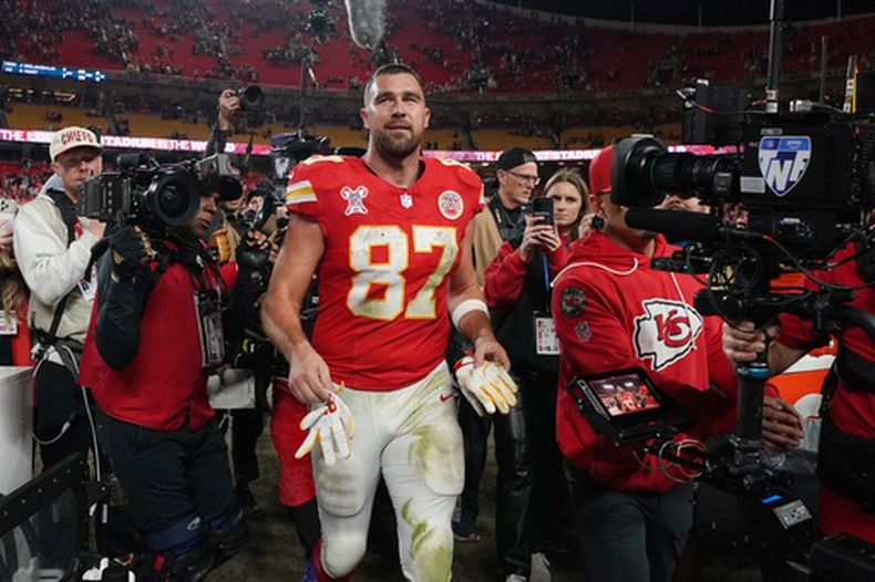 Travis Kelce, tight end de los Chiefs de Kansas City, se marcha tras la derrota ante los Broncos de Denver, el jueves 25 de diciembre de 2025 (AP Foto/Ed Zurga)