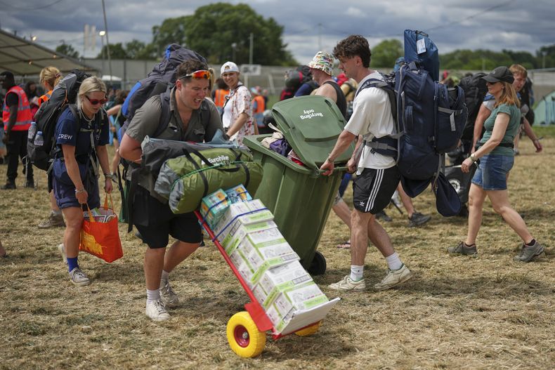 Asistentes llegan al Festival de Glastonbury en Worthy Farm, Somerset, Inglaterra, el miércoles 25 de junio de 2025. (Scott A Garfitt/Invision/AP)