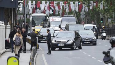 Vehículos empiezan a llegar a las inmediaciones del palacio de Dolmabache antes del inicio de las conversaciones entre delegaciones de Rusia y Ucrania, en Estambul, Turquía, el 16 de mayo de 2025. (AP Foto/Dilara Acikgoz)