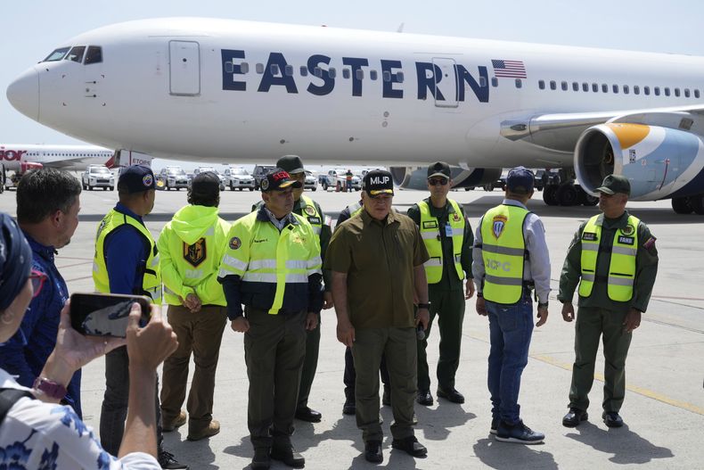El ministro del Interior venezolano, Diosdado Cabello, se encuentra frente a un avión que trajo de regreso a migrantes venezolanos deportados de Estados Unidos, el viernes 18 de julio de 2025, en el Aeropuerto Internacional Simón Bolívar en Maiquetía, Venezuela. (AP Foto/Ariana Cubillos)