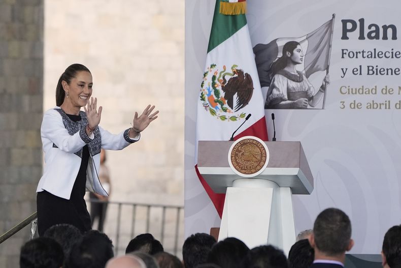 ARCHIVO - La presidenta mexicana Claudia Sheinbaum saluda a su llegada a un evento con dirigentes empresariales en el Museo de Antropología en Ciudad de México, jueves 3 de abril de 2025. (AP Foto/Fernando Llano, Archivo)