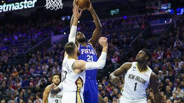 Los 76ers superan a Pelicans, Williamson se lesiona