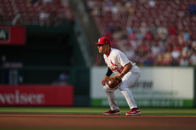 JJ Wetherholt, segunda base de los Cardenales de San Luis está en posición defensiva durante la primera entrada del juego de béisbol de Grandes Ligas contra los Cerveceros de Milwaukee, el lunes 6 de julio de 2026, en San Luis. (AP Foto/Jeff Roberson)