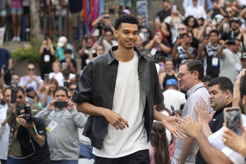 Victor Wembanyama, seleccionado por los Spurs de San Antonio en el Draft de la NBA, llega a un evento para conocer a los jugadores novatos en San Antonio, el sábado 24 de junio de 2023. (AP Foto/Eric Gay)