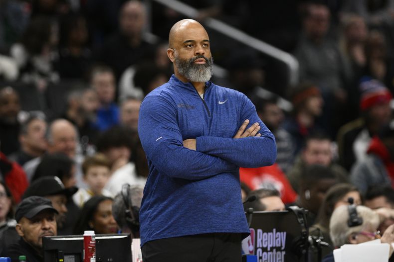 ARCHIVO - El entrenador de los Wizards de Washington Wes Unseld Jr. durante el partido contra los Nuggets de Denver, el domingo 21 de enero de 2024, en Washington. Unseld no seguirá como entrenador de los Wizards. (AP Foto/Nick Wass)