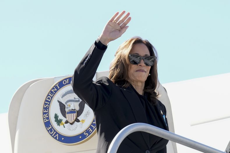 La candidata presidencial demócrata y vicepresidenta, Kamala Harris, aborda el Air Force Two en el aeropuerto de LaGuardia de East Elmhurst, Nueva York, el miércoles 11 de septiembre de 2024. (AP Foto/Jacquelyn Martin)