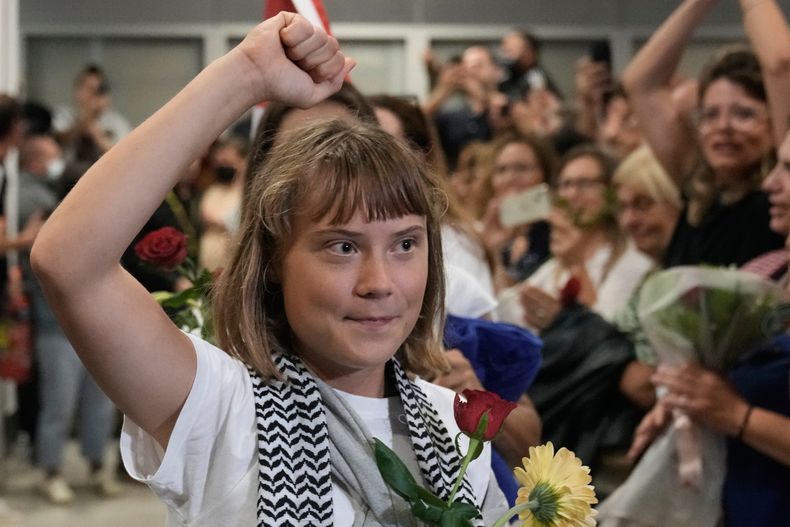 La activista sueca Greta Thunberg llega al Aeropuerto Internacional Eleftherios Venizelos en Atenas, el lunes 6 de octubre de 2025, después de ser deportada de Israel por participar en una flotilla de ayuda con destino a Gaza. (AP Foto/Petros Giannakouris)