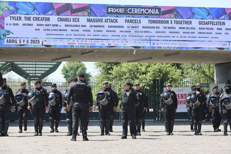 Policía resguarda la entrada del Parque Bicentenario en la Ciudad de México el domingo 6 de abril de 2025, después de que el festival AXE Ceremonia fuera suspendido por el colapso de una estructura que mató a dos fotógrafos el día antes. (Foto AP/Ginnette Riquelme)