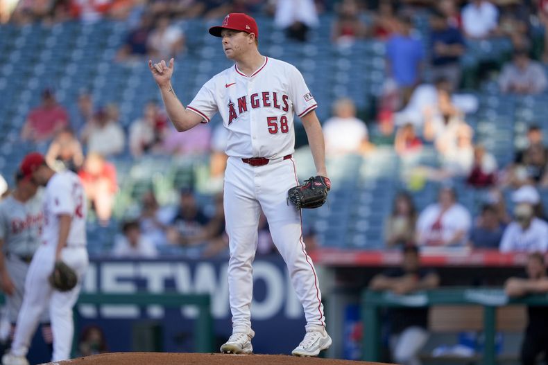 Davis Daniel, abridor de los Angelinos de Los Ángeles, festeja en el juego del jueves 27 de junio de 2024, ante los Tigres de Detroit (AP foto/Ryan Sun)