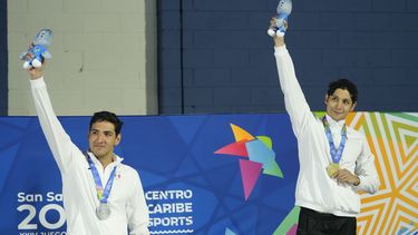 Miguel de Lara (derecha) y Andrés Puente, posan respectivamente con el oro y la plata que consiguieron para México en los 100 metros pecho de natación, el domingo 25 de junio de 2023, en los Juegos Centroamericanos y del Caribe de San Salvador (AP Foto/Arnulfo Franco)