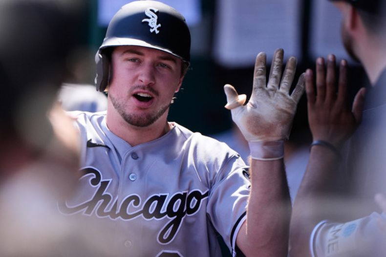 El jugador de los Medias Blancas de Chicago, Kyle Teel, celebra en la caseta tras anotar con un elevado de sacrificio conectado por Andrew Benintendi durante la primera entrada de un partido de béisbol contra los Reales de Kansas City, el 24 de septiembre de 2026, en Kansas City, Misuri. (Foto AP/Charlie Riedel)