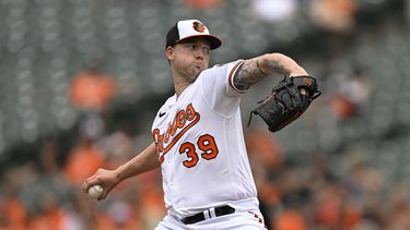 El abridor de los Orioles de Baltimore Kyle Bradish lanza en la primera entrada del juego ante los Marlins de Miami el domingo 16 de julio del 2023. (AP Foto/Terrance Williams)