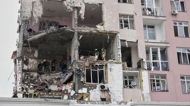 Rescatistas trabajan en un edificio dañado por un ataque ruso, el sábado 27 de diciembre de 2025, en Kiev, Ucrania. (AP Foto/Efrem Lukatsky)