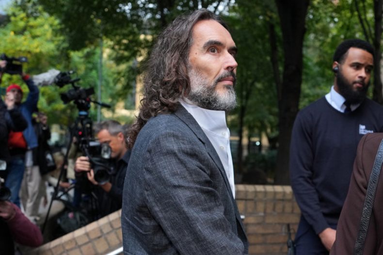 El comediante y actor Russell Brand llega al Tribunal de la Corona de Southwark, en Londres, el lunes 12 de octubre de 2026; se le acusa de violación y agresión sexual contra seis mujeres, cargos que él ha negado. (Foto AP/Kin Cheung)