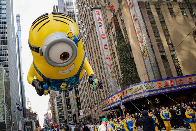El globo de Stuart el Minion flota cerca del Radio City Music Hall durante el Desfile del Día de Acción de Gracias de Macys, el jueves 27 de noviembre de 2025, en Nueva York. (Foto AP/Eduardo Munoz Alvarez)
