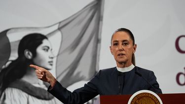 La presidenta mexicana Claudia Sheinbaum ofrece su conferencia de prensa matutina en el Palacio Nacional de la Ciudad de México, el lunes 3 de noviembre de 2025. (Foto AP/Marco Ugarte)