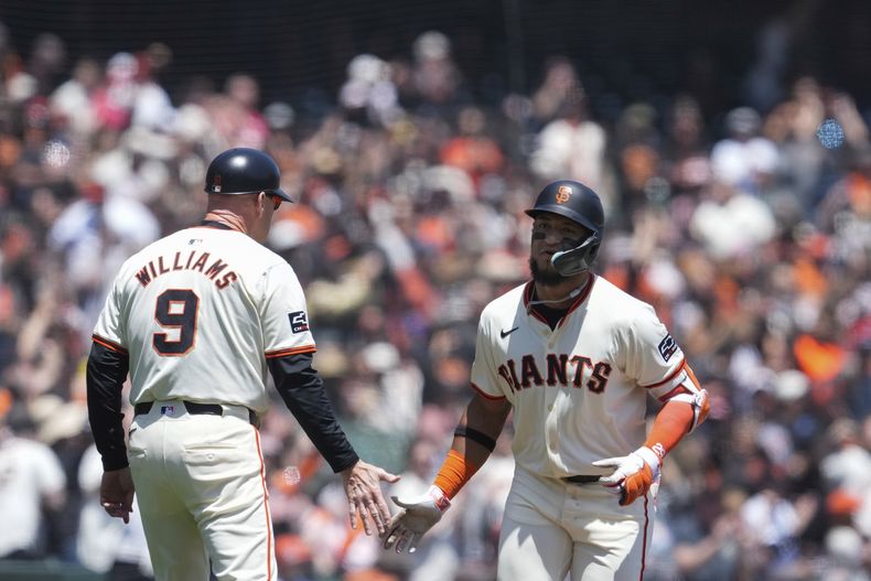 El venezolano Luis Matos, de los Gigantes de San Francisco, recibe la felicitación del coach de la antesala Matt Williams, tras conectar un jonrón de tres carreras ante los Rockies de Colorado, el sábado 18 de mayo de 2024 (AP Foto/Godofredo A. Vásquez)