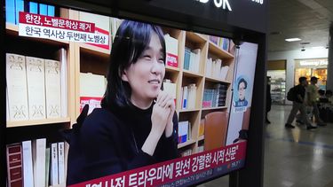 Una pantalla de televisión muestra una imagen de la ganadora del Premio Nobel de Literatura 2024, la escritora surcoreano Han Kang, durante un noticiero en una estación de tren de Seúl, Corea del Sur, el jueves 10 de octubre de 2024. (Foto AP/Ahn Young-joon)