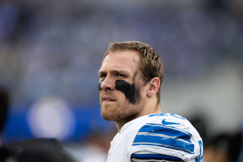 ARCHIVO - El linebacker de los Lions de Detroit, Jack Campbell (46), camina en el terreno de juego antes de un partido de fútbol americano de la NFL contra los Rams de Los Ángeles, el 14 de diciembre de 2025, en Inglewood, California. (Foto AP/Kyusung Gong, Archivo)