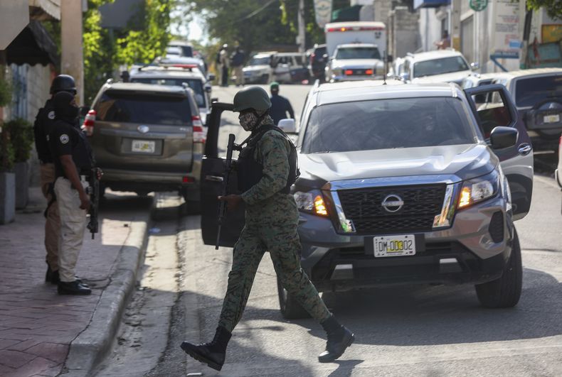 La policía vigila el hospital donde el nuevo primer ministro de Haití, Garry Conille, fue hospitalizado un día antes en Puerto Príncipe, domingo 9 de junio de 2024. (AP Foto/Odelyn Joseph)