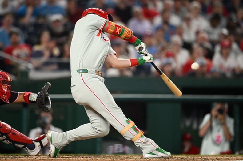 Bryce Harper, de los Filis de Filadelfia, conecta un jonrón de dos carreras durante la novena entrada de un partido de béisbol contra los Nacionales de Washington, el jueves 25 de junio de 2026, en Washington. (Foto AP/Nick Wass)
