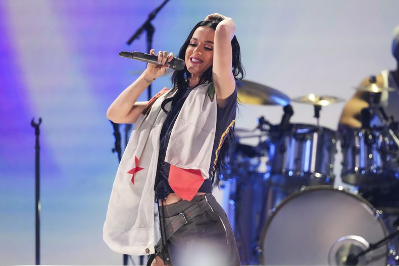 Katy Perry actúa durante el concierto benéfico FireAid el jueves 30 de enero de 2025 en Intuit Dome en Inglewood, California. (Foto Jordan Strauss/Invision/AP)