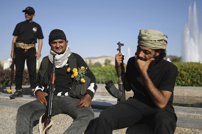 Combatientes beduinos en la Plaza Umayyad de Damasco en Siria el 19 de julio del 2025, antes de ir a la provincia de Sweida para participar en combates entre clanes beduinos y milicias drusas. (Foto AP/Ghaith Alsayed)