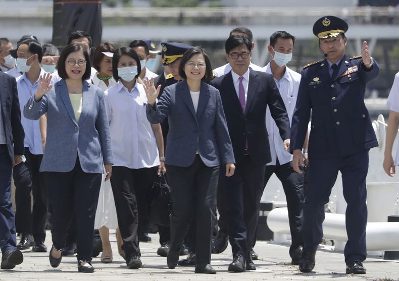 La presidenta de Taiwán, Tsai Ing-wen (centro), saluda antes de unos ejercicios antiterroristas, en el puerto de Kaohsiung, en el sur de Taiwán, el 10 de junio de 2023. (AP Foto/Chiang Ying-ying)