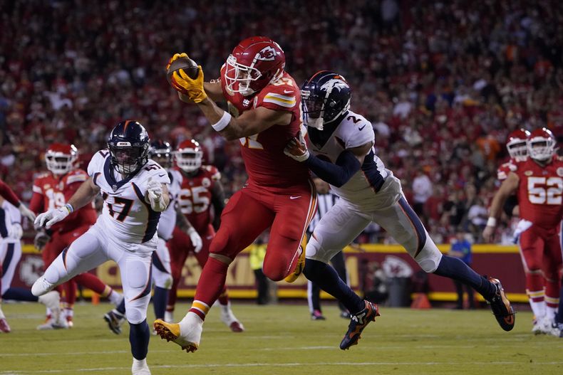 Travis Kelce (87) tight end de los Chiefs de Kansas City realiza una atrapada ante Pat Surtain II (2) de los Broncos de Denver durante la primera mitad del juego de NFL el martes 12 de octubre de 2023, en Kansas City, Misuri. (AP Foto/Ed Zurga)