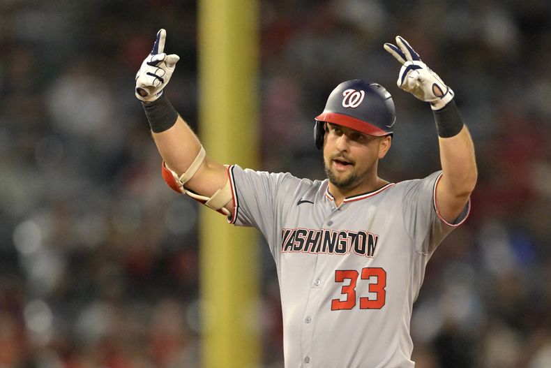 Nathaniel Lowe, de los Nacionales de Washington, festeja tras pegar un doble remolcador ante los Angelinos de Los Ángeles, el viernes 27 de junio de 2025 (AP Foto/Jayne Kamin-Oncea)
