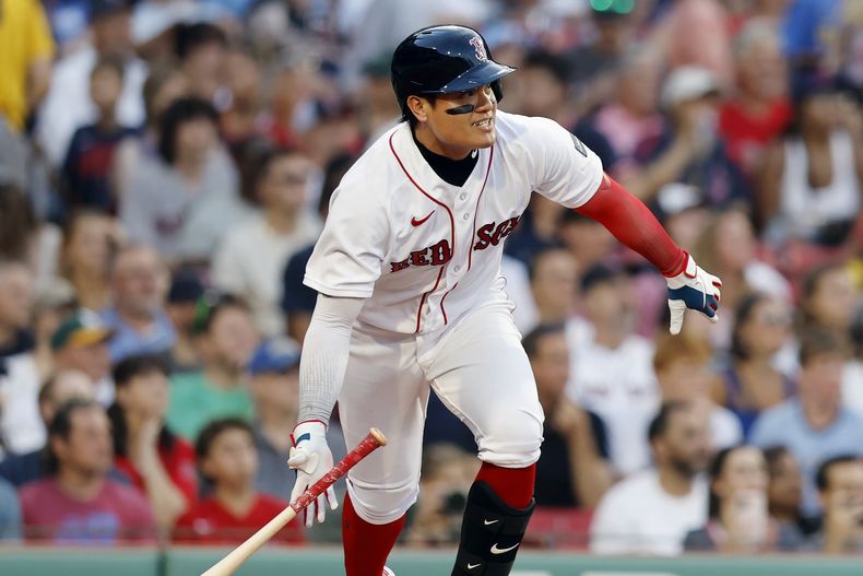 Yu Chang de los Medias Rojas de Boston corre en su sencillo impulsador de dos carreras durante el segundo episodio del juego ante los Atléticos de Oakland, en Boston. Viernes 7 de julio de 2023. (AP Foto/Michael Dwyer)