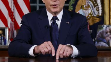 El presidente Joe Biden habla al país desde la Oficina Oval de la Casa Blanca, Washington, 19 de octubre de 2023. Bajo la carga de un congreso sumido en el caos, el presidente Joe Biden recibió a los líderes de la Unión Europea en la Casa Blanca el viernes 20 de octubre de 2023 con la promesa de que Estados Unidos, a pesar de todo, puede enviar ayuda a Ucrania e Israel por valor de decenas de miles de millones de dólares.(Jonathan Ernst/Pool via AP)