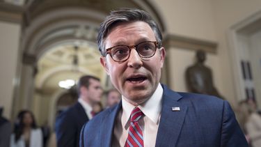 El presidente de la Cámara de Representantes de Estados Unidos, el republicano Mike Johnson, habla con los reporteros justo después de una votación por un paquete de ayuda para Ucrania, Israel y otros aliados de Estados Unidos, en el Capitolio de Washington, el viernes 19 de abril de 2024. (AP Foto/J. Scott Applewhite)