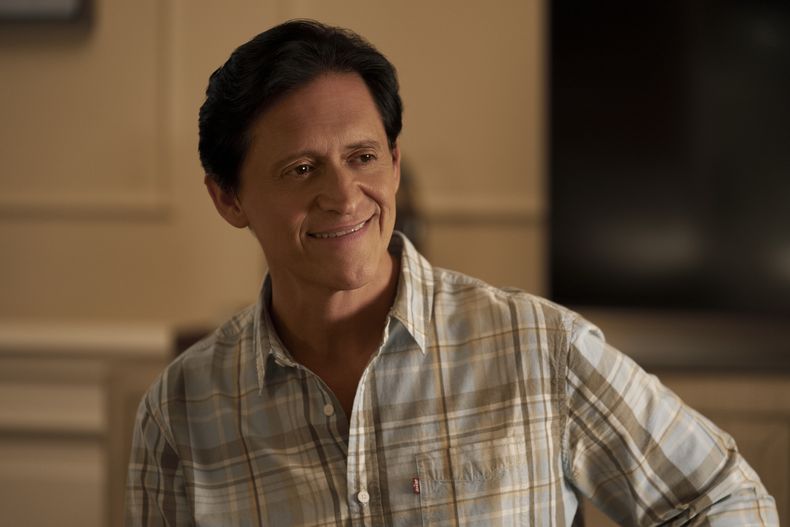 En esta imagen proporcionada por Amazon Studios, Clifton Collins Jr. en una escena de Red, White & Royal Blue. (Amazon Studios vía AP)